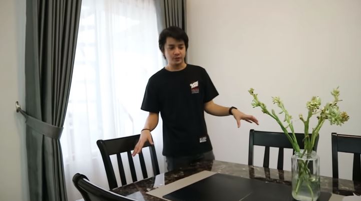 11 Potret detail rumah Arbani Yasiz, koleksi gundam-nya curi perhatian