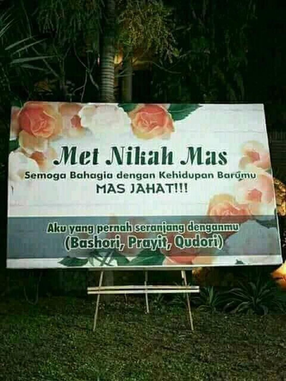 11 Tulisan lucu di karangan bunga ini bikin yang baca jadi melongo