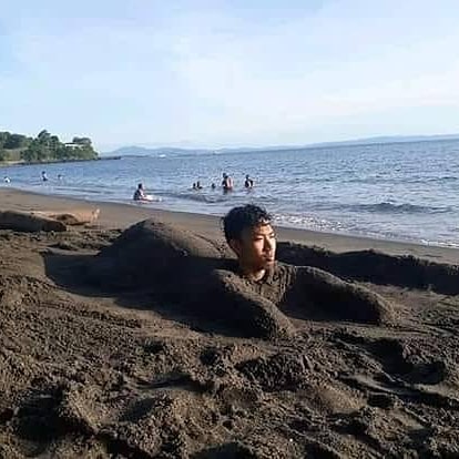 11 Tingkah lucu orang di pinggir pantai ini kreatifnya nyeleneh pol