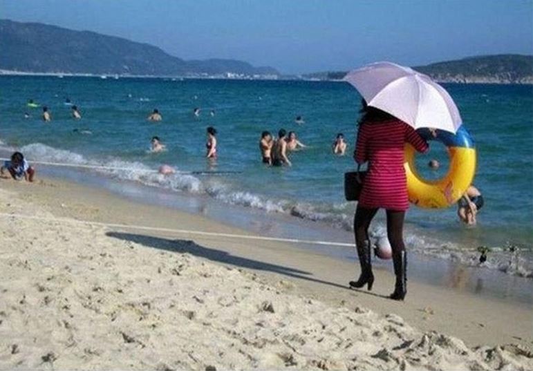 11 Tingkah lucu orang di pinggir pantai ini kreatifnya nyeleneh pol