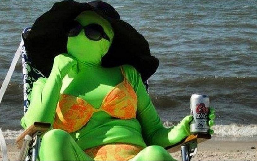 11 Tingkah lucu orang di pinggir pantai ini kreatifnya nyeleneh pol