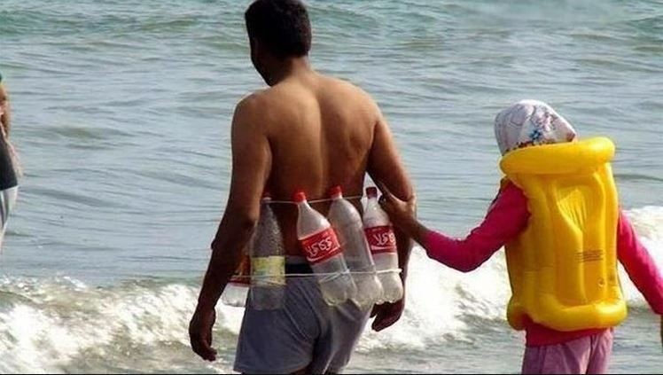 11 Tingkah lucu orang di pinggir pantai ini kreatifnya nyeleneh pol