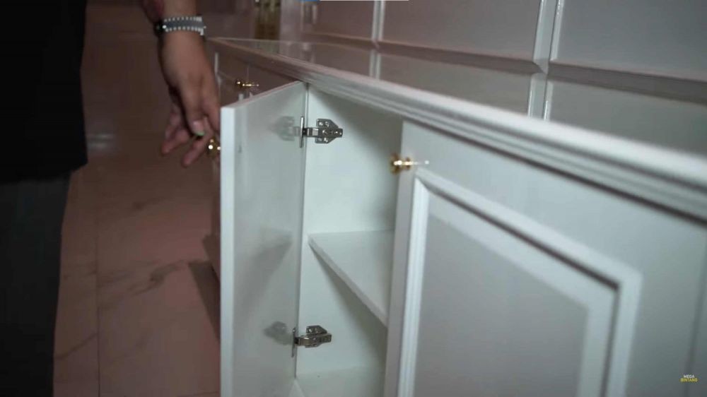 9 Potret sudut kamar baru Ivan Gunawan, kasurnya curi perhatian