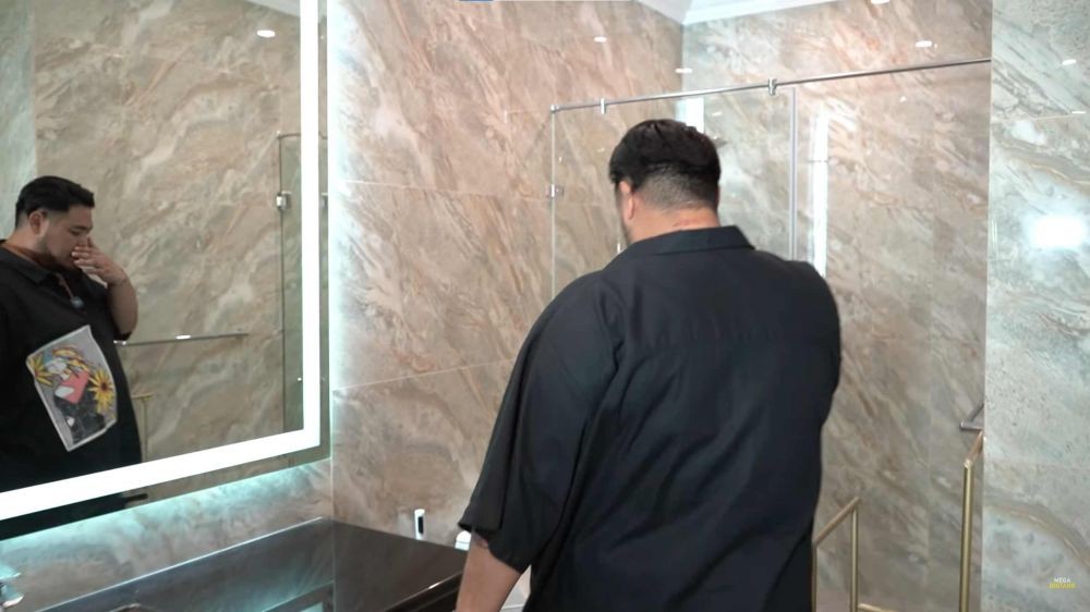 9 Potret sudut kamar baru Ivan Gunawan, kasurnya curi perhatian