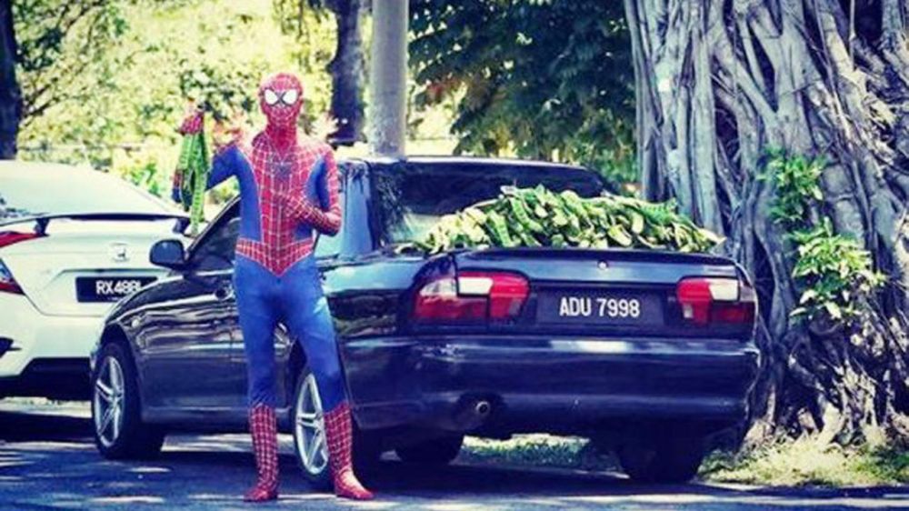 9 Potret orang pakai kostum Spider-Man ini bikin ngakak