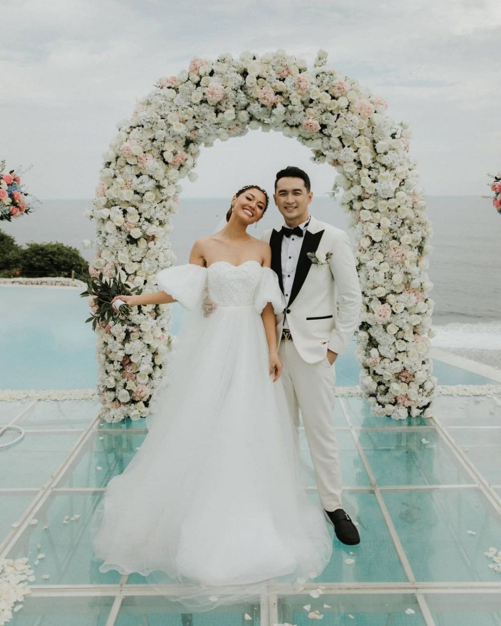 Gaya 9 seleb pakai busana Renzi Lazuardi saat menikah, Lesty anggun