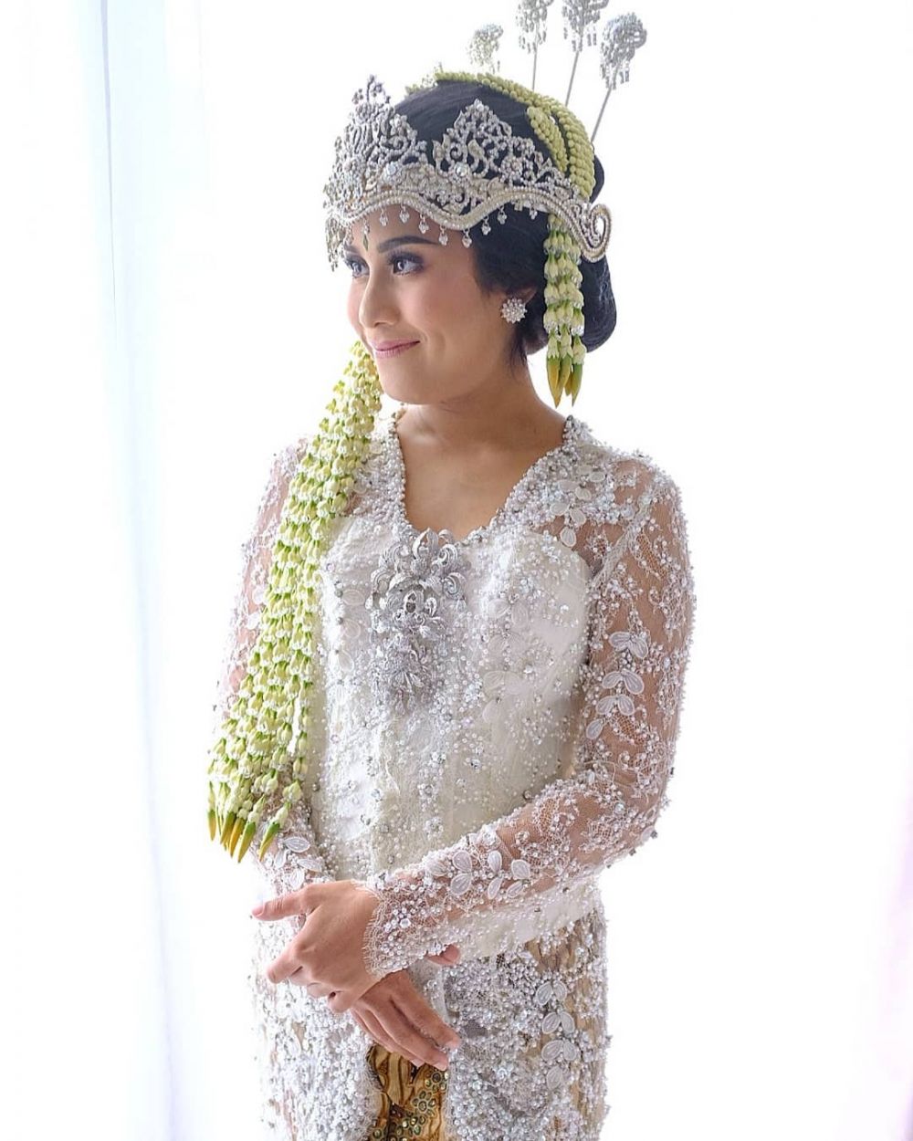 Gaya 9 seleb pakai busana Renzi Lazuardi saat menikah, Lesty anggun