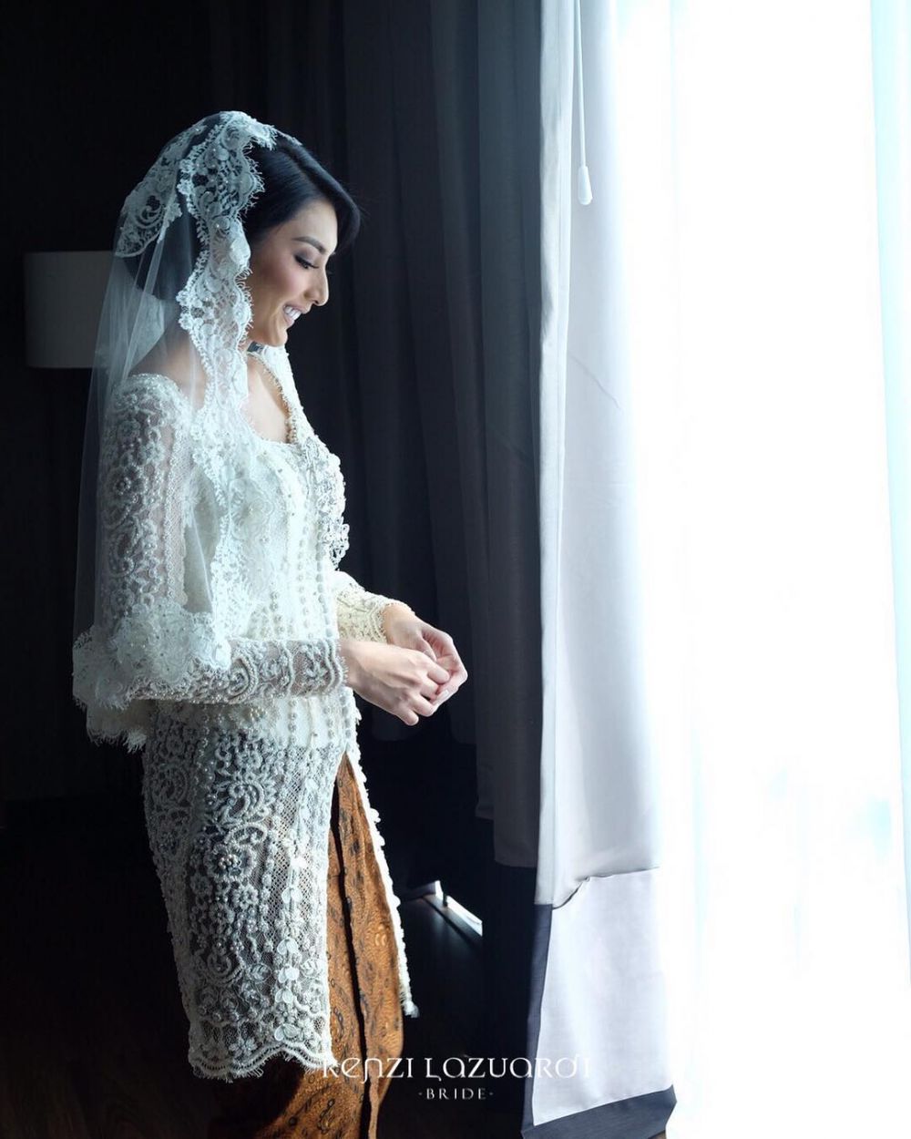 Gaya 9 seleb pakai busana Renzi Lazuardi saat menikah, Lesty anggun