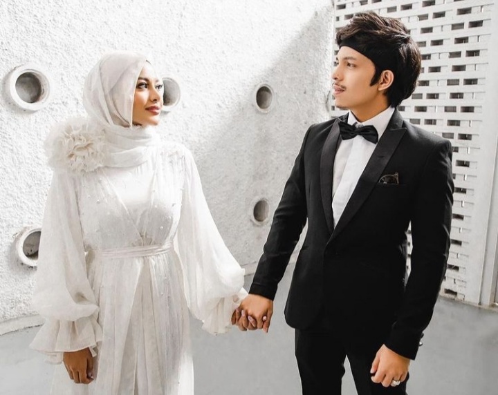 Kisah cinta 5 seleb ini semula diragukan, tak nyana berujung pelaminan