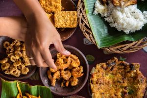 5 Kebiasaan unik saat makan cuma ada di Indonesia, bikin bule heran