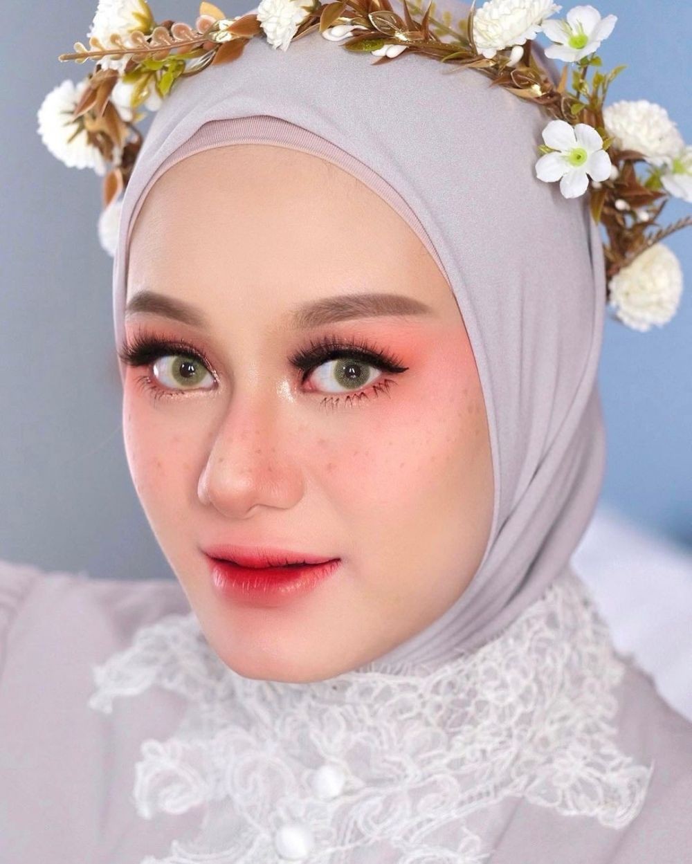 9 Beda gaya Dinda Hauw & Lesty Kejora pakai makeup tebal, cantik pol