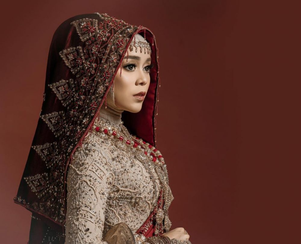 9 Beda gaya Dinda Hauw & Lesty Kejora pakai makeup tebal, cantik pol
