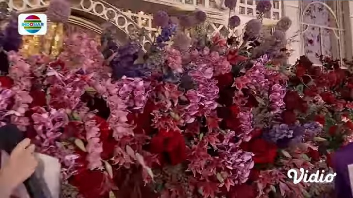 11 Potret dekor Tasyakuran Pernikahan Lesty-Billar, bak padang bunga