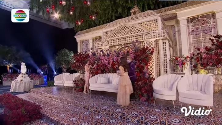 11 Potret dekor Tasyakuran Pernikahan Lesty-Billar, bak padang bunga