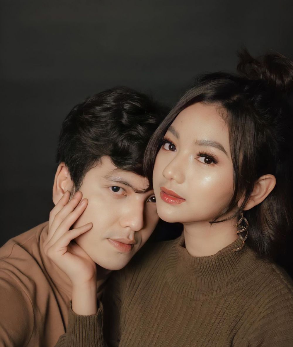 7 Gaya pemotretan Glenca Chysara dan Rendi Jhon, mesra abis