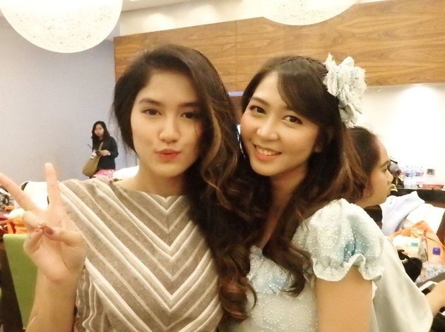 7 Potret lawas Ochi Rosdiana bareng personel JKT48, gayanya nyentrik