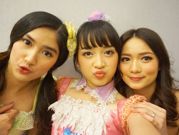 7 Potret lawas Ochi Rosdiana bareng personel JKT48, gayanya nyentrik