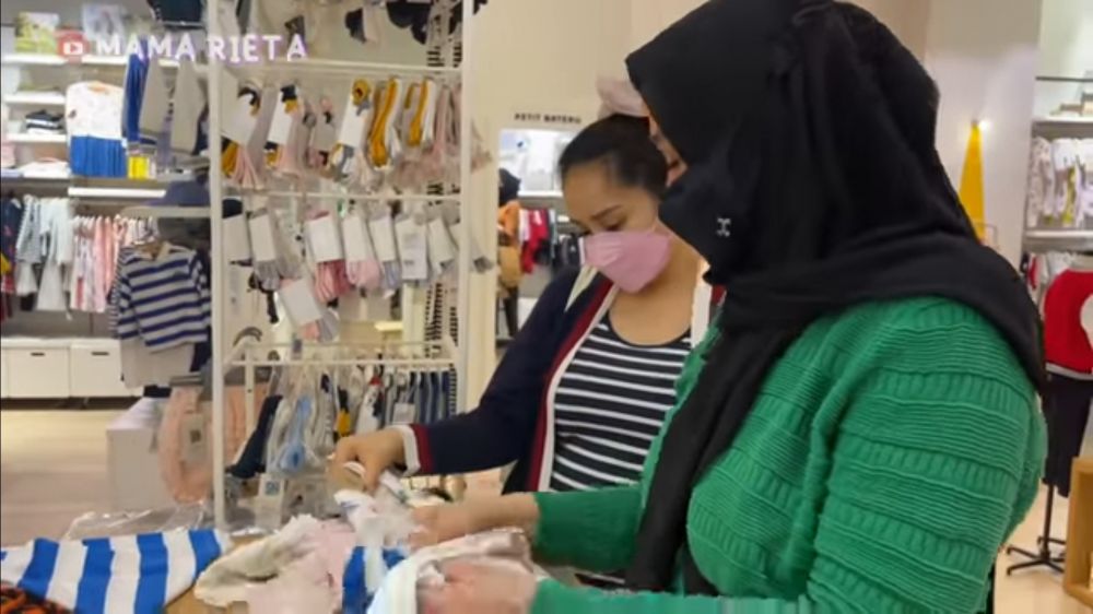 Sambut kelahiran, 9 momen Nagita Slavina borong baju bayi