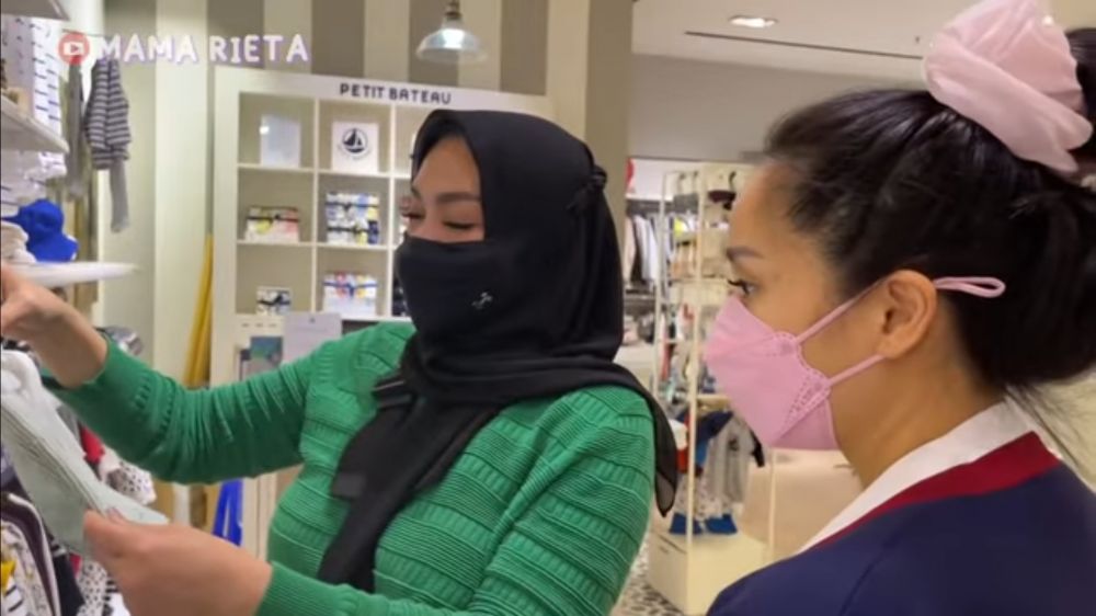 Sambut kelahiran, 9 momen Nagita Slavina borong baju bayi