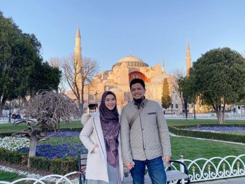 Momen 7 seleb kunjungi Hagia Sophia, Nagita Slavina tampil simpel