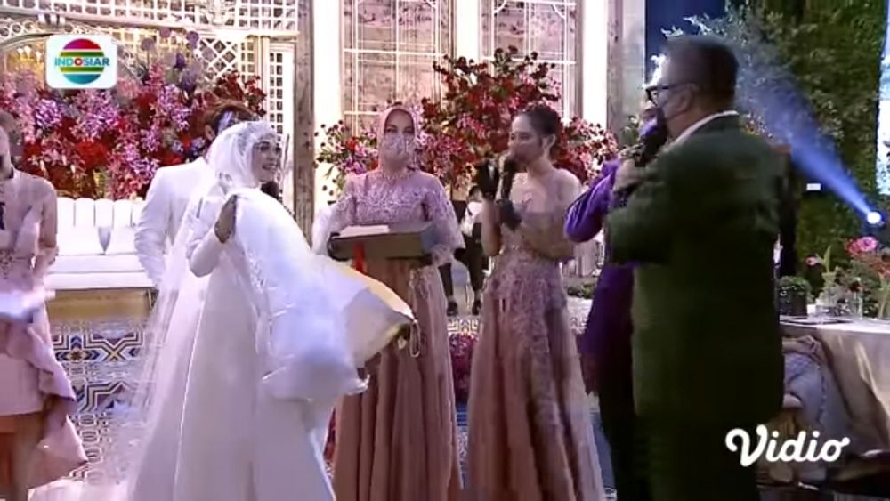 8 Kado Lesty dan Rizky Billar dari bridesmaid & groomsmen, penuh makna