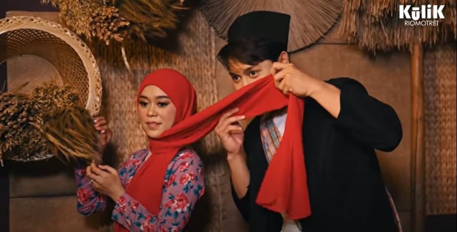 9 Pemotretan Lesty Kejora & Rizky Billar tema Kabayan, posenya kocak