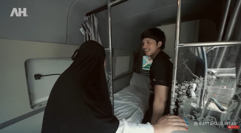 11 Momen Atta Halilintar bagi-bagi kado, calon bayinya diberi mobil