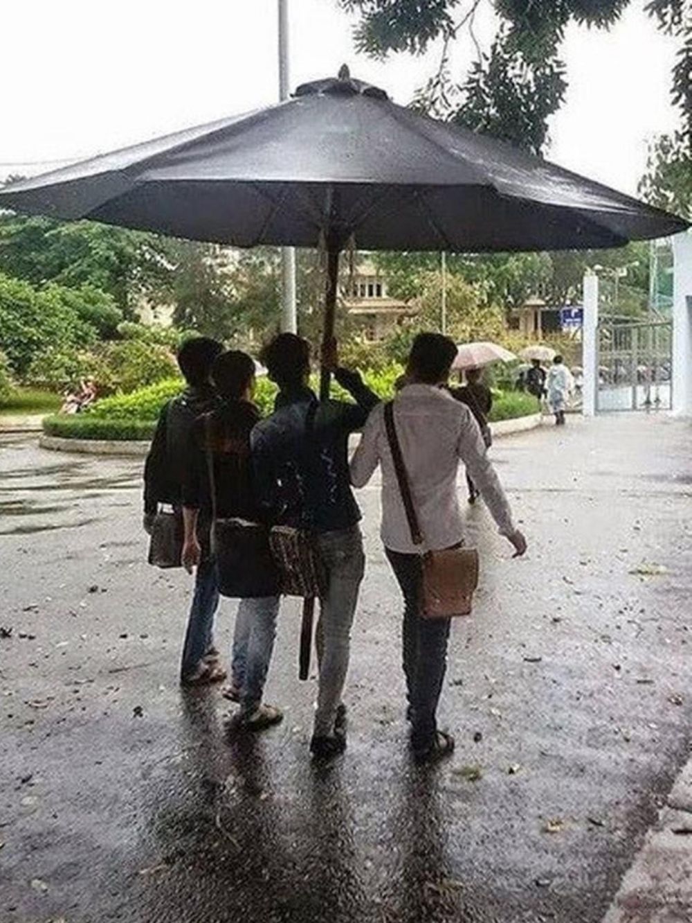 11 Ide kreatif bapak-bapak waktu kehujanan, kocak pol