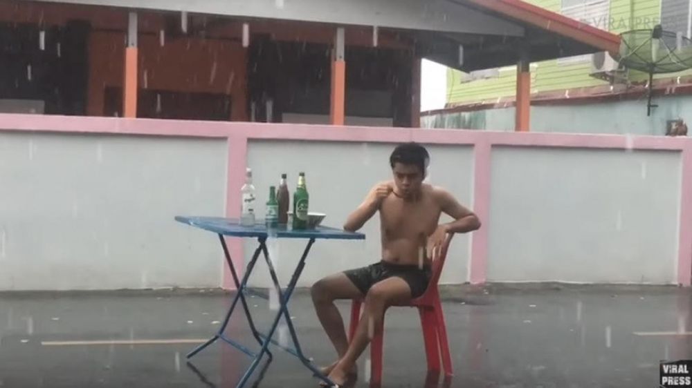 11 Ide kreatif bapak-bapak waktu kehujanan, kocak pol