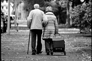 Cinta tak mengenal umur, pasangan pengantin ini menikah di usia tua