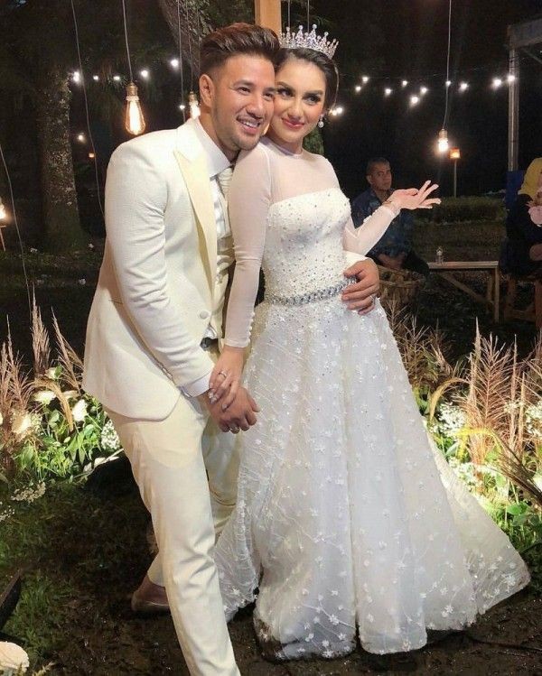 Memukaunya 11 seleb pakai gaun putih modern saat menikah, tuai pujian