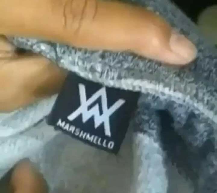 11 Desain baju ini tulisan dan gambarnya nggak nyambung, kocak deh