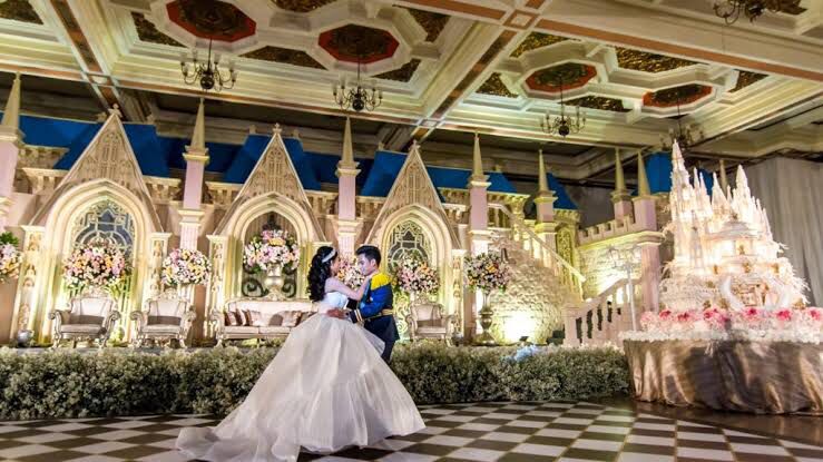 Potret dekorasi pernikahan 8 seleb bertema internasional, inspiratif