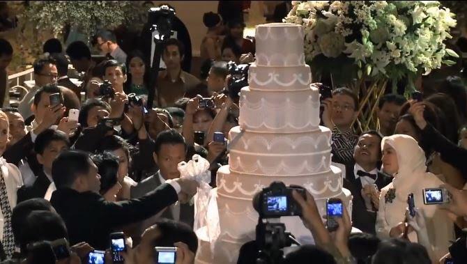 6 Potret wedding cake penyanyi wanita, kue Lesty Kejora bertabur bunga