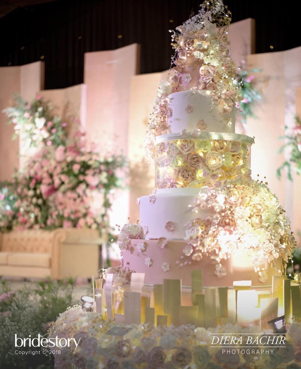 6 Potret wedding cake penyanyi wanita, kue Lesty Kejora bertabur bunga