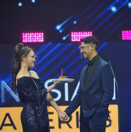 7 Gaya Arya Saloka & Amanda Manopo di acara penghargaan, tampil serasi