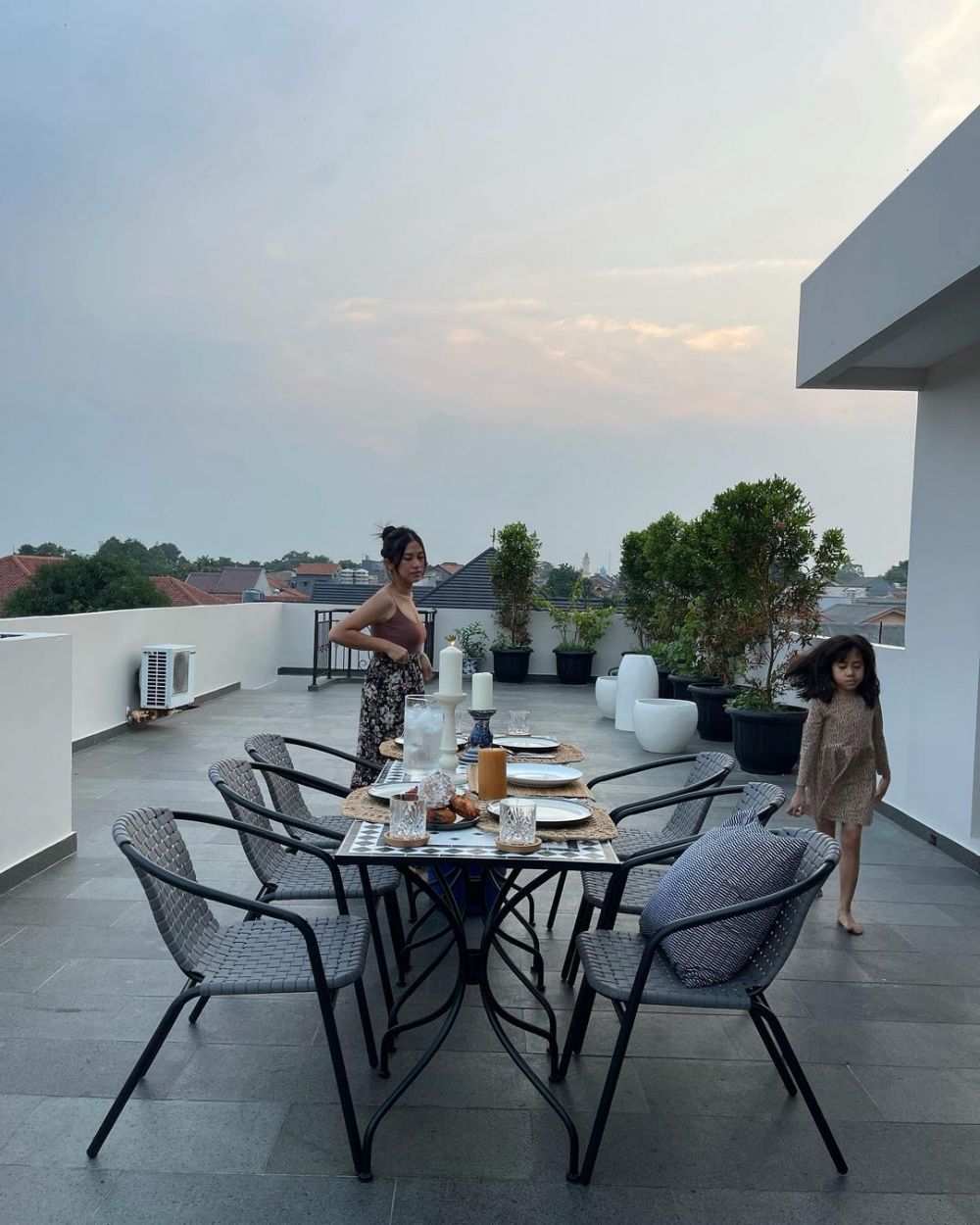 9 Potret rumah Tyna Kanna & Kenang Mirdad, rooftop cozy buat ngumpul