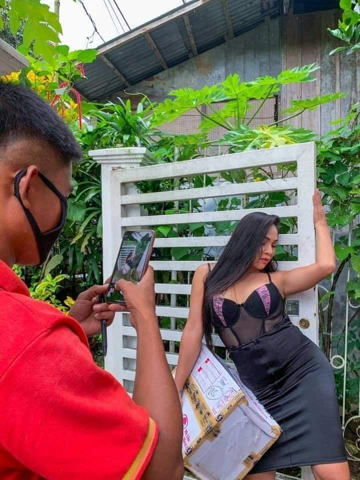 11 Pose lucu orang waktu nerima paket, mirip model papan atas nih