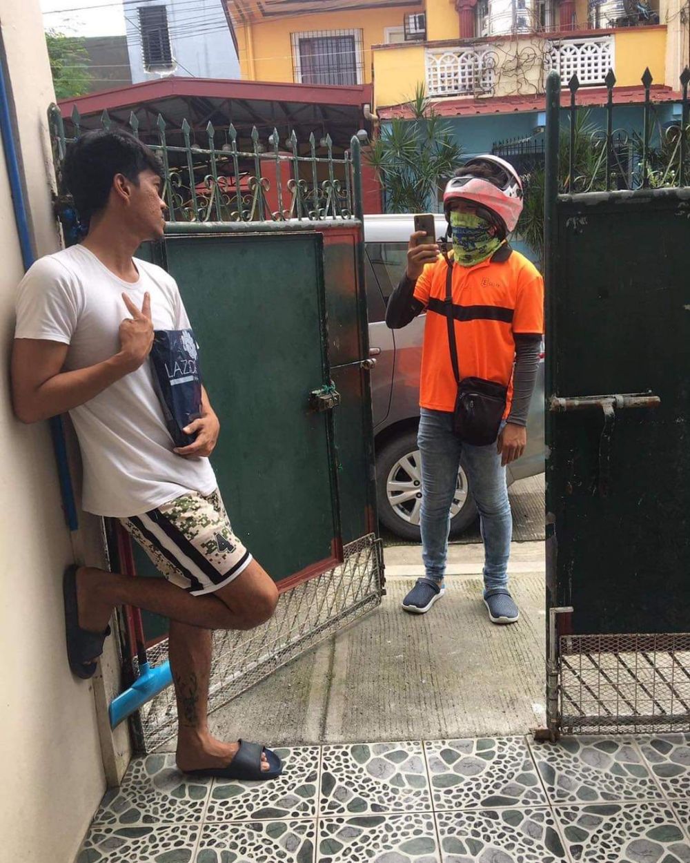 11 Pose lucu orang waktu nerima paket, mirip model papan atas nih