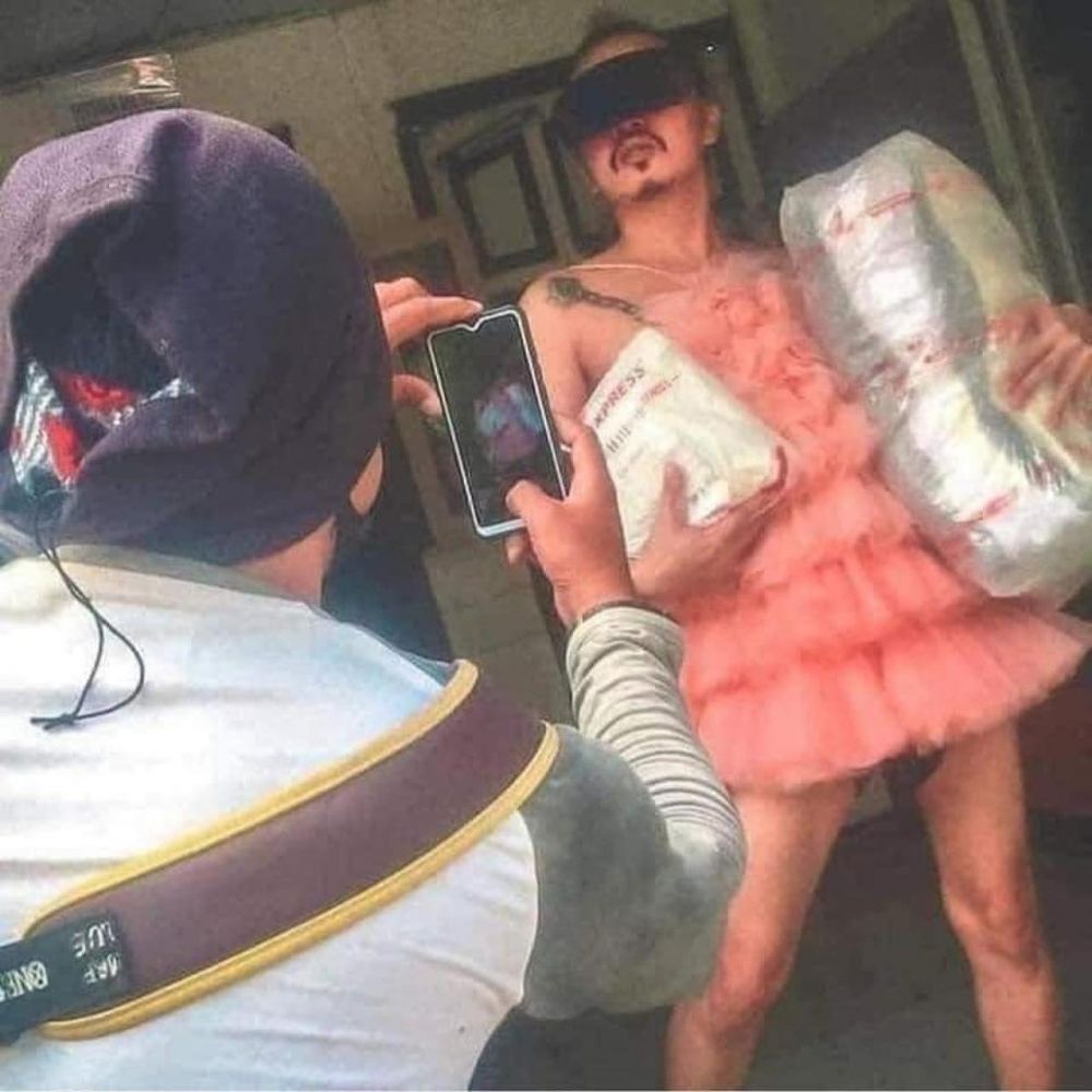 11 Pose lucu orang waktu nerima paket, mirip model papan atas nih