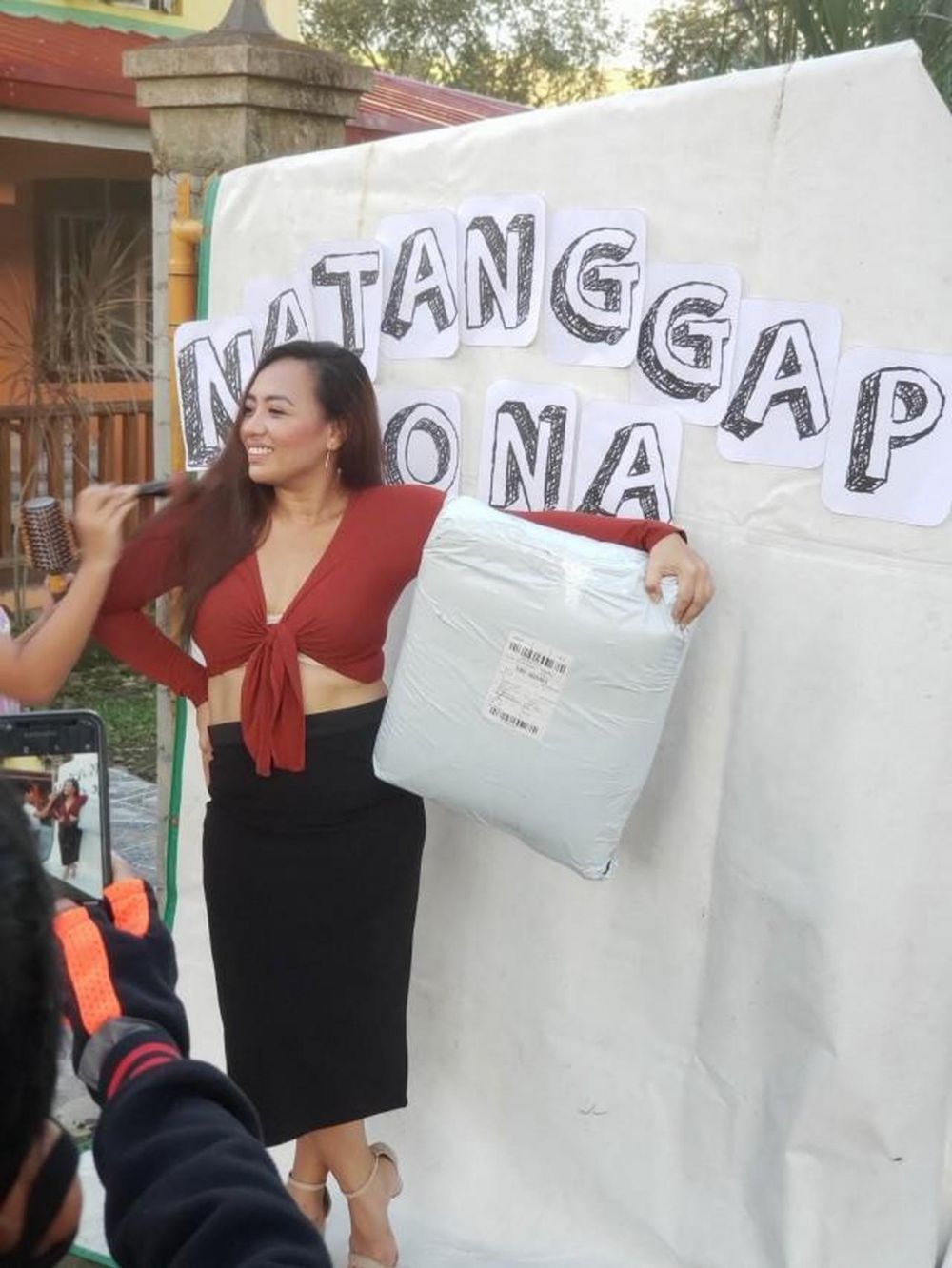 11 Pose lucu orang waktu nerima paket, mirip model papan atas nih