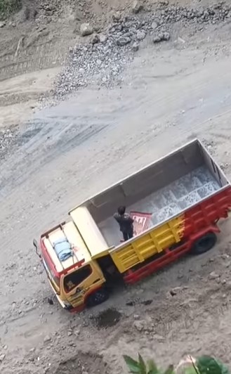 Video pria salat di atas truk tambang ini tuai pujian