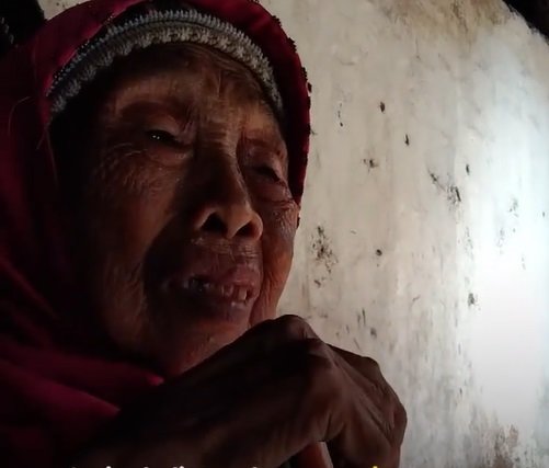 Kisah nenek sebatang kara di rumah reyot, makan nasi campur air hujan