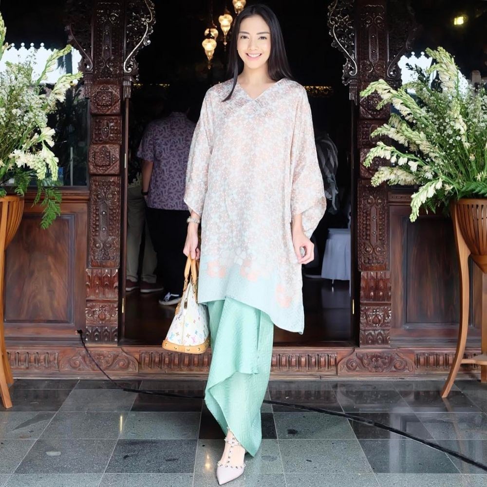 Selalu tampil stylish, intip 9 gaya kondangan Ririn Dwi Ariyanti