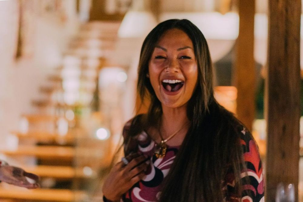 9 Potret kejutan ultah ke-41 Indah Kalalo, kuenya sayang buat dimakan