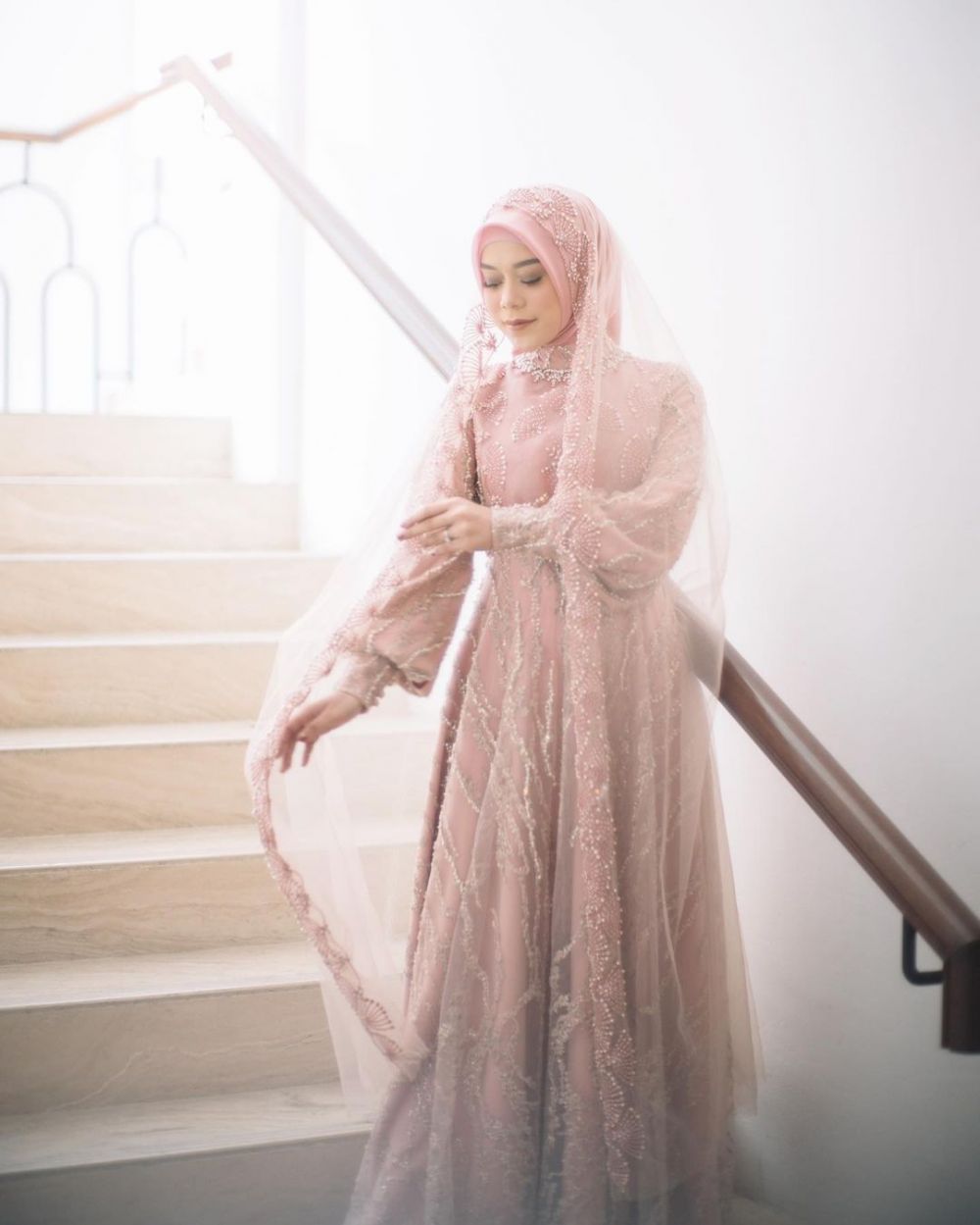 7 Beda gaya Lesty Kejora kenakan kebaya Renzi Lazuardi, sarat makna