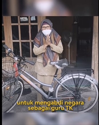 Guru TK tolak laptop dari Ganjar Pranowo demi sepeda, alasannya haru