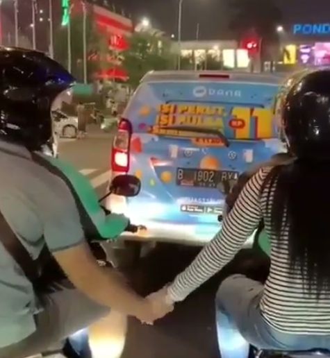 11 Momen lucu orang kerja malah jadi baper, bikin senyum kecut