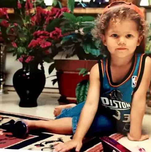 9 Potret masa kecil Zendaya, rambut keritingnya tak berubah