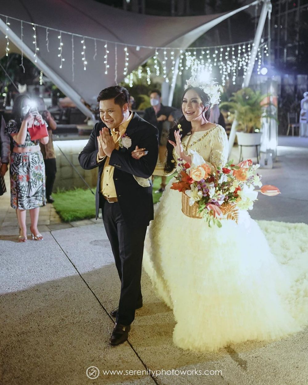 Potret gaun pengantin 7 pedangdut, milik Lesty Kejora ada bordir nama